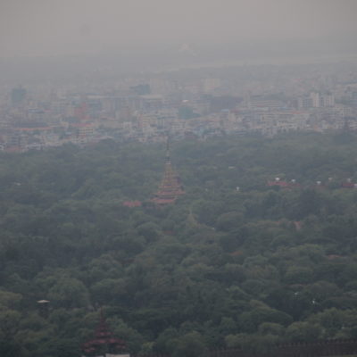 La neblina (¿o capa de contaminación?) no nos dejó ver más que esta punta del Palacio Real desde el Mandalay Hill