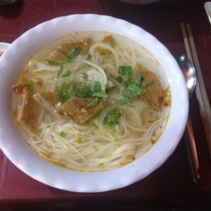 Muy buen Bun Cha Ca, una generosa sopa de noodles con pastel de pescado