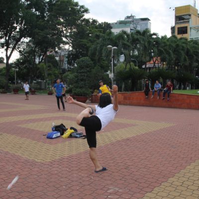 Haciendo deporte, jugando al "badminton de pie" en el parque 23/9