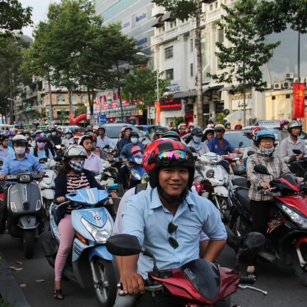 Las motos se agolpan en los semaforos y tienen en muchos casos 2 carriles de uso exclusivo