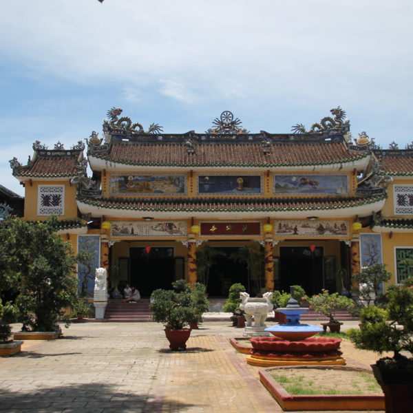 La mayoría de templos tienen un patio ajardinado frente a la entrada