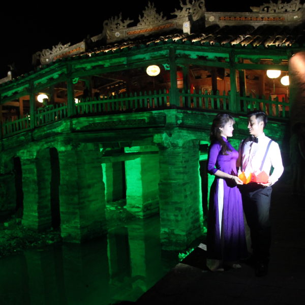 El puente japonés iluminado de noche es el lugar elegido por muchos novios para sus fotos de boda