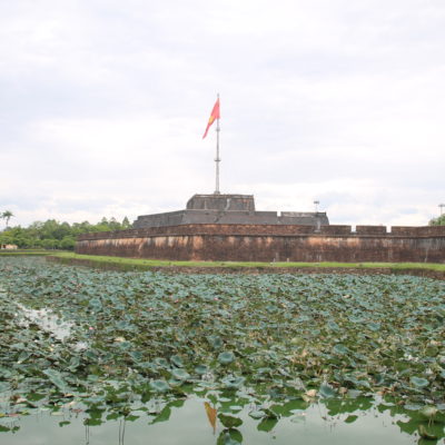La entrada a la ciudadela donde reina la bandera de Vietnam