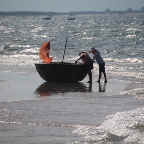 Los pescadores los arrastraban fuera del mar de dos en dos