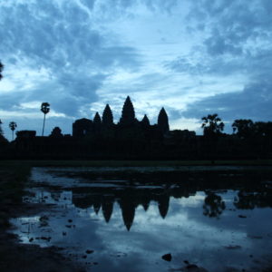 Aunque no tuvimos amaneceres espectaculares en Angkor Wat, el azul del cielo antes de que saliera el sol fue precioso