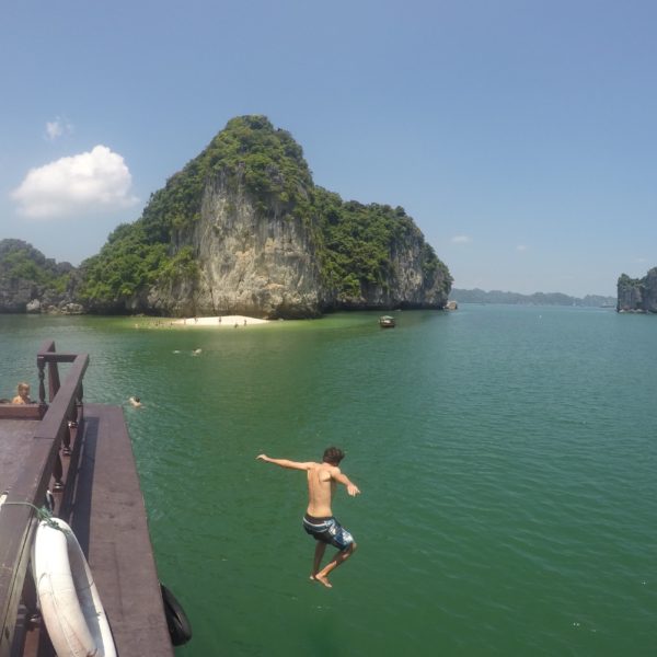 Saltando por la borda del barco se dió Nico el chapuzón en la Bahía de Halong