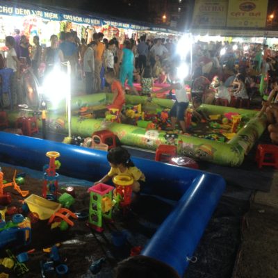 Estos parques infantiles del mercado nocturno nos parecieron muy buena idea para mantener entretenidos a los niños