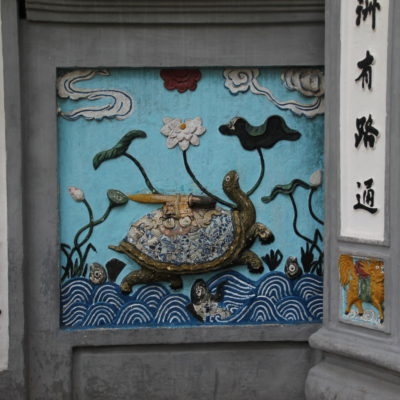 La tortuga está representada varias veces dentro y fuera del templo