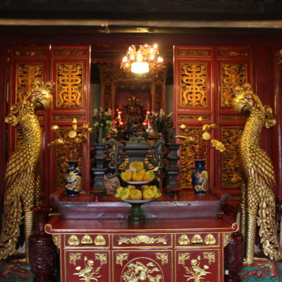 El interior del templo Ngoc Son es de estilo confuciano