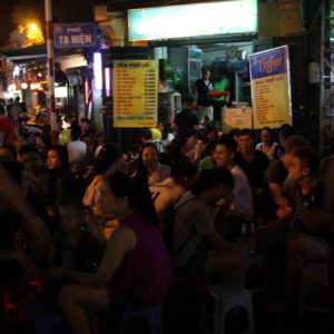 Una parte de la "esquina Bia Hoi" ya no tan llena de gente (era imposible sacar una foto cuando estaba a tope)