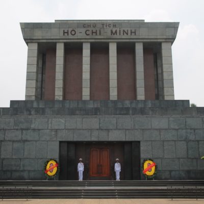 El mausoleo de Ho Chi Minh custodiado por dos militares