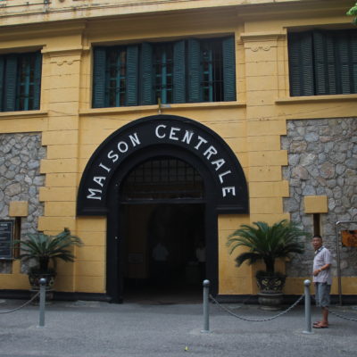 La entrada principal de la prisión de Hoa Lo