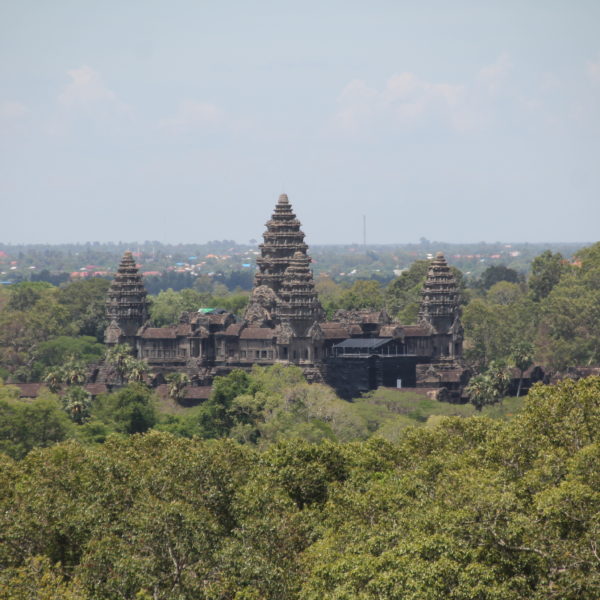 Lo único que nos gustó de las vistas de Phnom Bakeng (recomendado para el atardecer), fue esta visión de Angkor Wat, pero es totalmente opuesta a donde se esconde el sol