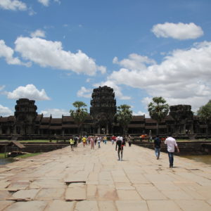 Las murallas exteriores de Angkor Wat están rodeadas de agua y protegen el templo y una gran zona verde