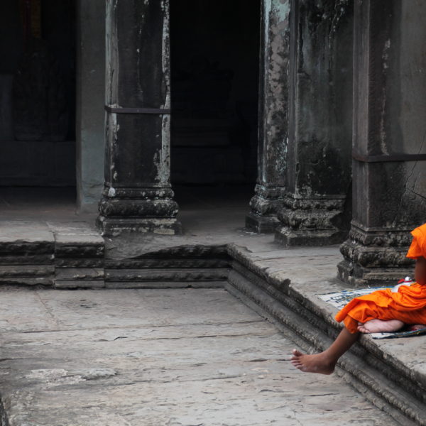El contraste del naranja de los monjes y el gris de las piedras es algo que enamora