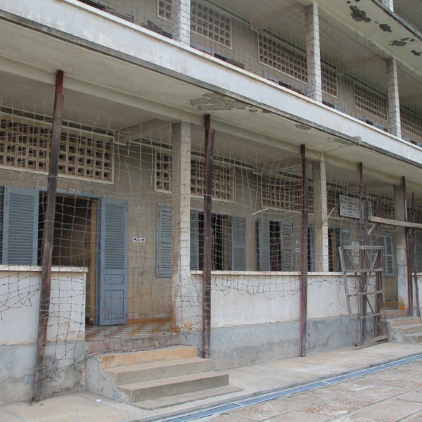 Lo que al inicio fue una escuela durante la revolución jemer se convirtió en una prisión de esta guisa, con esta "protección" para evitar suicidios