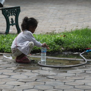 Aunque el barrio donde nosotros estábamos estaba muy bien, claramente no todos vivían igual, como esta niña que recogía agua de una manguera