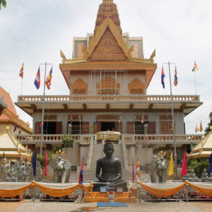 A pesar de no ser muy grande, Phnom Penh nos seguía sorprendiendo con sus templos