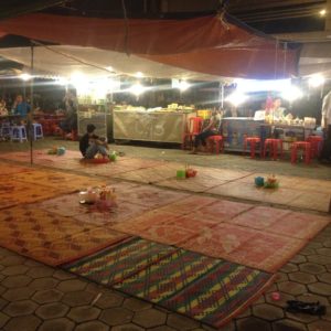 El mercado nocturno eran muchos puestecitos y un amplio espacio con alfombras para cenar