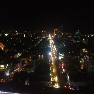 Fue una pena que no tuvieramos la cámara con nosotros para sacar mejores fotos de Phnom Penh de noche