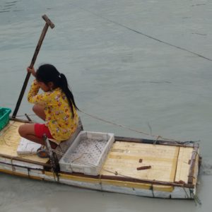 Nos hizo mucha gracia esta niña con su embarcación improvisada que jugaba en el agua frente al puerto
