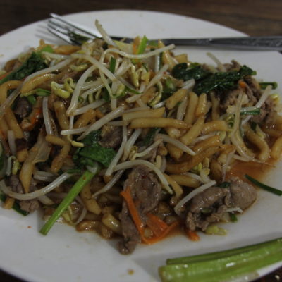 En Kampot probamos nuevas cosas, como estos noodles pequeños y gordos
