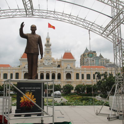El ayuntamiento de la ciudad frente a la estatua de Ho Chi Minh