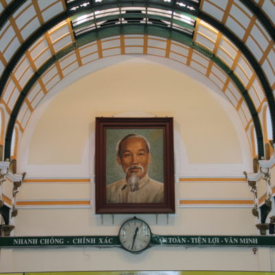 El interior de la oficina de correos, construido por Eiffel y presidido por el omnipresente Ho Chi Minh