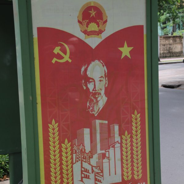 Algunos de los carteles comunistas que se muestran en la ciudad