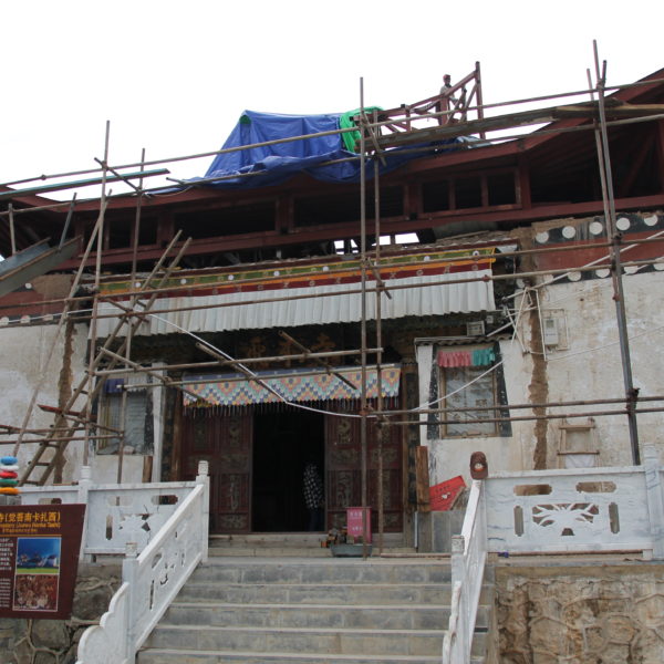 El templo de Feilai Si está siendo restaurado y está prácticamente en ruinas