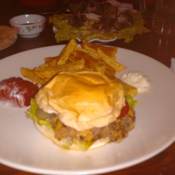 Aunque la foto es un desastre, esta hamburguesa de carne de yak estaba tan buena que merece aparecer en el blog