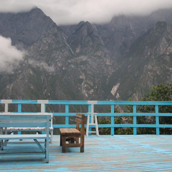 La terraza de nuestro hostal y sus vistasun tanto nubladas