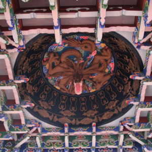 Los interiores del templo son coloridos y muy bonitos