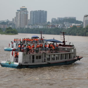 También hay opción de ver el buddha desde los barcos que surcan el río