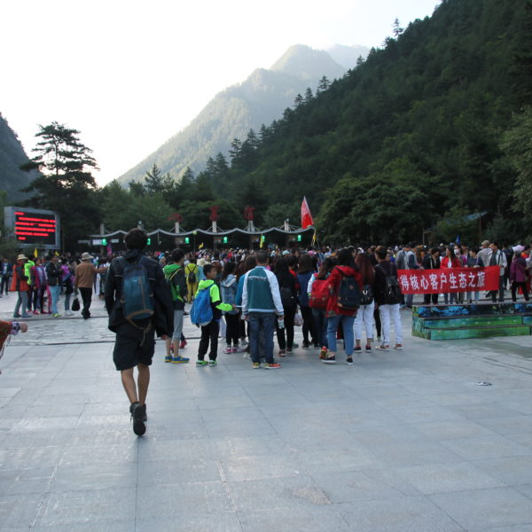 La entrada de Jiuzhaigou pronto por la mañana