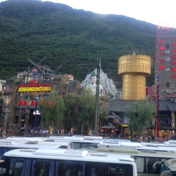 Al lado de la ciudad de Jiuzhaigou, se encuentra este lugar que nos pareció que podría perfectamente ser un Las Vegas en miniatura, para entretenimiento de los chinos