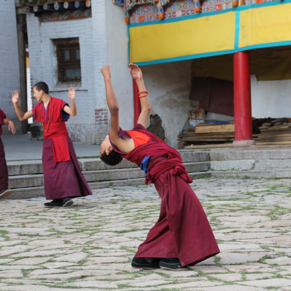 Fue muy curioso ver a los monjes ensayar bailes, aunque no sabemos para qué sería