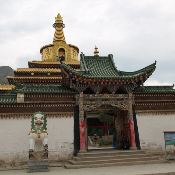 Una enorme stupa dorada 