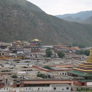 Subimos a una colina para tener una mejor perspectiva del templo de Xiahe