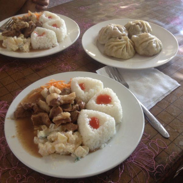 Primeras pruebas de la gastronomía mongola: cordero con arroz, ensaladilla y dumplings de cordero