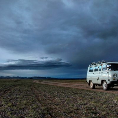 Parados en la absoluta nada de Mongolia esperando a que arreglaran la avería