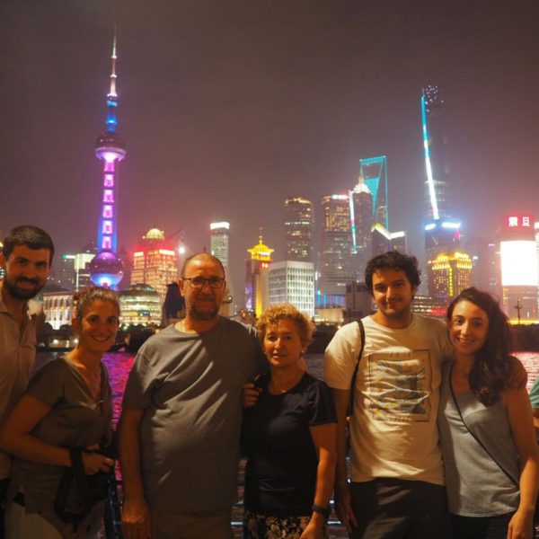 No podía faltar la foto familiar con el skyline de Shanghai
