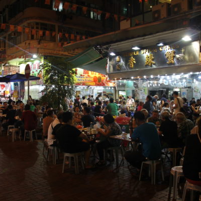 El mercado nocturno de comida es mas bien una calle con bares de terraza que estaban abarrotados